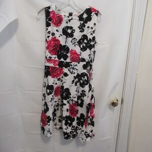 Yisjnet dress floral size M strechy knee length Rose black and white